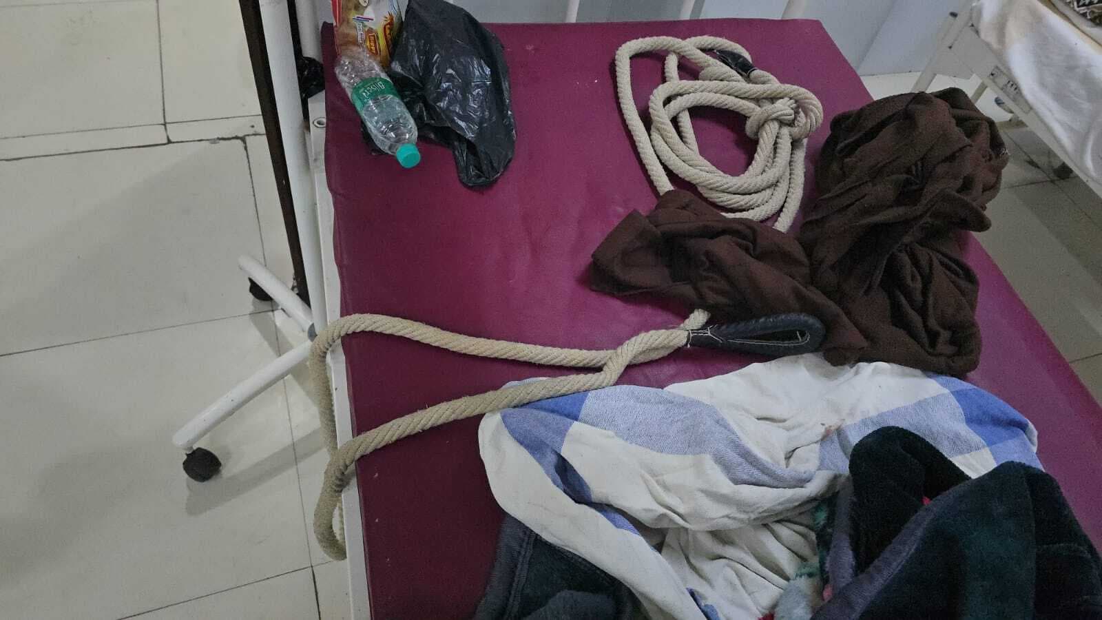 इलाज के दौरान पुलिस को चकमा देकर अप्राथमिकी अभियुक्त हथकड़ी संग फरार