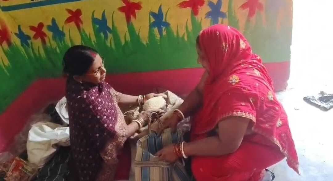 राशन वितरण में आंगनबाड़ी सेविका व सहायिका में अनबन