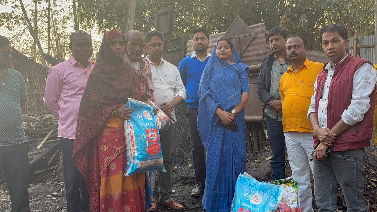 अग्नि पीड़ितों के बीच जनप्रतिनिधियों ने पहुंचकर बांटी राहत सामग्री