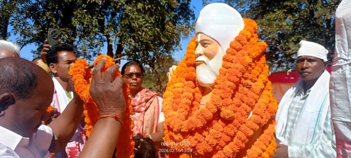 भगवान बिरसा मुंडा के गुरु आनंद स्वांसी की प्रतिमा का अनावरण