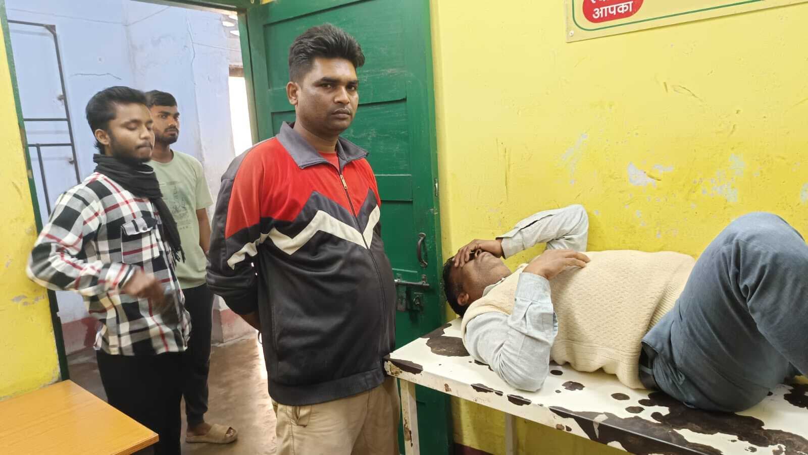 बड़हिया में ई-रिक्शा पलटा, तीन बैंडकर्मी घायल