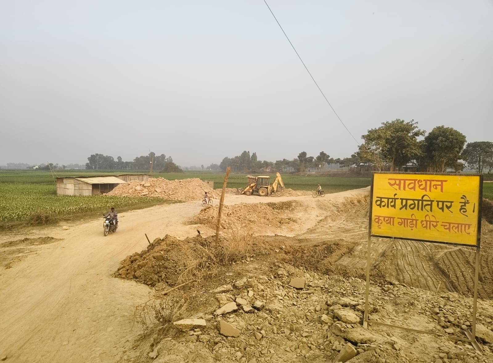 बारसोई का बहुप्रतीक्षित केकरा मनी पुल निर्माण कार्य शुरूप्रशासन ने गुणवत्ता के साथ कार्य पूरा करने का दिया भरोसाफोटो – बारसोई के केकरा मनी पुल निर्माण कार्य का दृश्यप्रतिनिधि बारसोई – बारसोई प्रखंड अंतर्गत लंबे समय से बहुप्रतीक्षित केकरा मनी पुल के पुनर्निर्माण कार्य की शुरुआत होने से क्षेत्रवासियों में खुशी का माहौल है, वर्ष 2017 की भीषण बाढ़ में क्षतिग्रस्त होने के बाद से यह पुल आवागमन के लिए बाधित था, जिससे आसपास के दर्जनों गांवों के लोगों को दैनिक जीवन में भारी परेशानियों का सामना करना पड़ रहा था,पुल के क्षतिग्रस्त रहने से खासकर बरसात के मौसम में स्थिति और भी विकट हो जाती थी, स्कूली बच्चों को विद्यालय जाने में कठिनाई, किसानों को कृषि उत्पाद बाजार तक पहुंचाने में परेशानी, मरीजों को समय पर अस्पताल ले जाने में दिक्कत तथा स्थानीय व्यापार प्रभावित होने से क्षेत्र के विकास पर प्रतिकूल असर पड़ रहा था, लंबे समय से स्थानीय लोगों द्वारा पुल निर्माण की मांग की जा रही थी,ग्रामीण कार्य विभाग के सहायक अभियंता अरविंद कुमार ने बताया कि विभाग द्वारा क्षेत्रीय जरूरतों को ध्यान में रखते हुए निर्माण कार्य प्रारंभ कराया गया है, उन्होंने कहा कि कार्य को गुणवत्ता मानकों के अनुरूप पूरा कराने के लिए नियमित निगरानी की जा रही है, ताकि आम लोगों को शीघ्र राहत मिल सके,पुल निर्माण शुरू होने से क्षेत्र के लोगों में सुरक्षित एवं निर्बाध आवागमन की नई उम्मीद जगी है, स्थानीय लोगों का कहना है कि पुल बन जाने से शिक्षा, स्वास्थ्य, कृषि एवं व्यापारिक गतिविधियों को बढ़ावा मिलेगा और ग्रामीण क्षेत्रों के समग्र विकास को नई दिशा मिलेगी