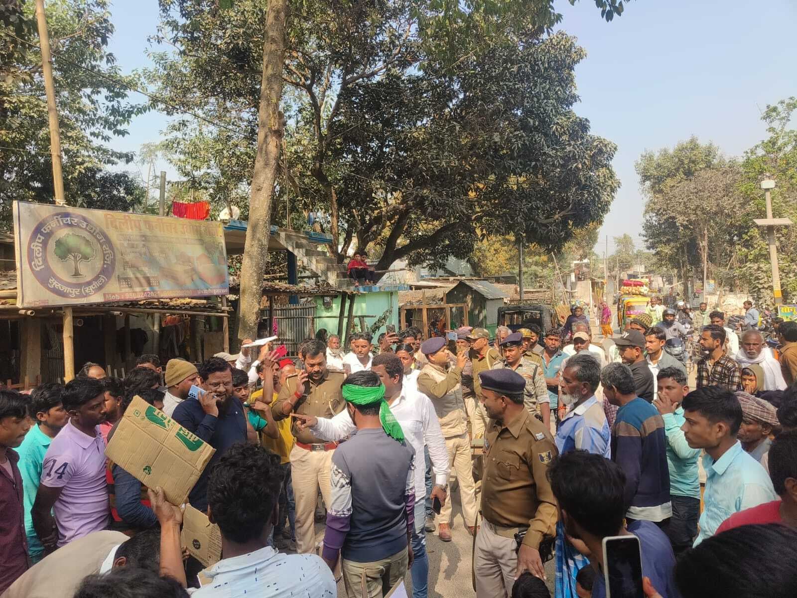 दुष्कर्म की गिरफ्तारी की मांग को लेकर सड़क जाम