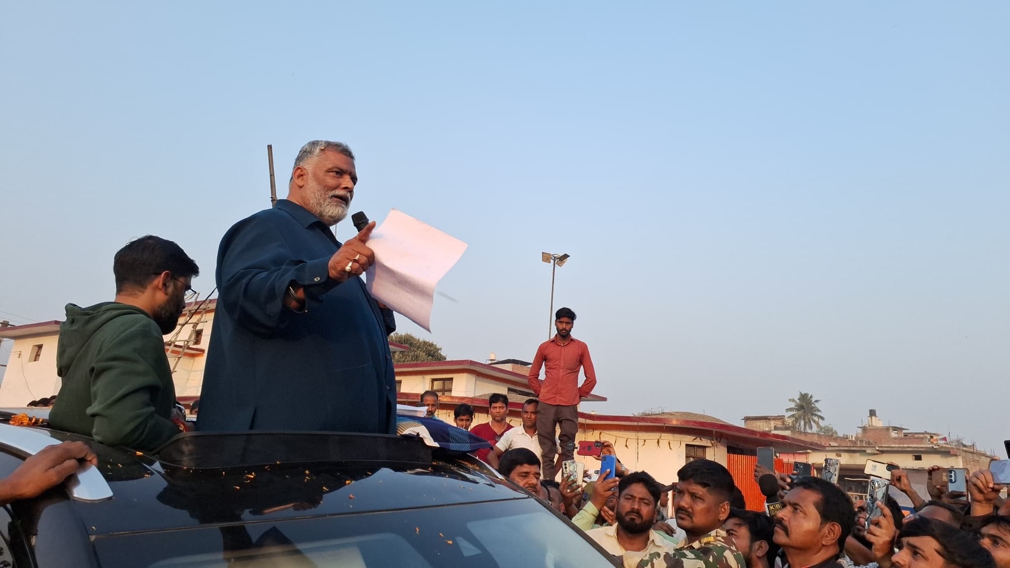 सांसद ने कुरसेला हाट पहुंच छोटे दुकानदारों के बीच किया राहत राशि का वितरण