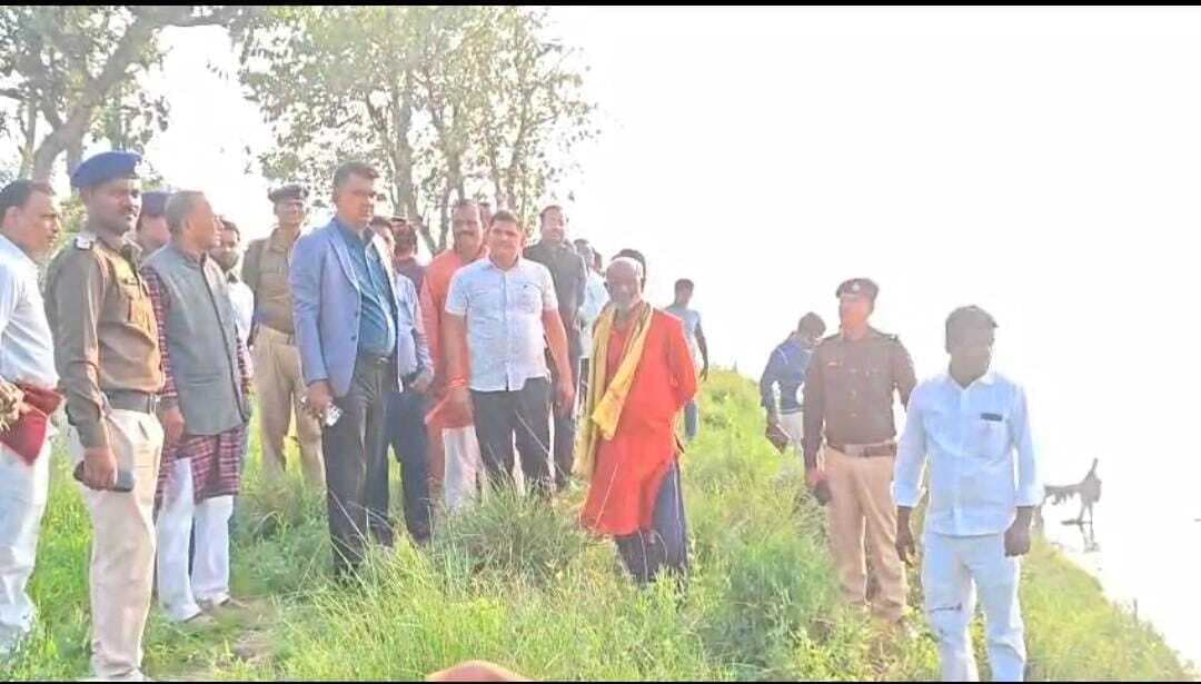 बेलदौर में हो रहे कोसी कटाव का डीएम ने लिया जायजा