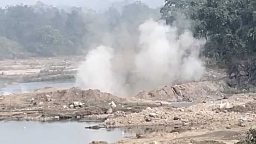Bokaro News : कोनार नदी में धड़ल्ले से हो रहा अवैध पत्थर खनन