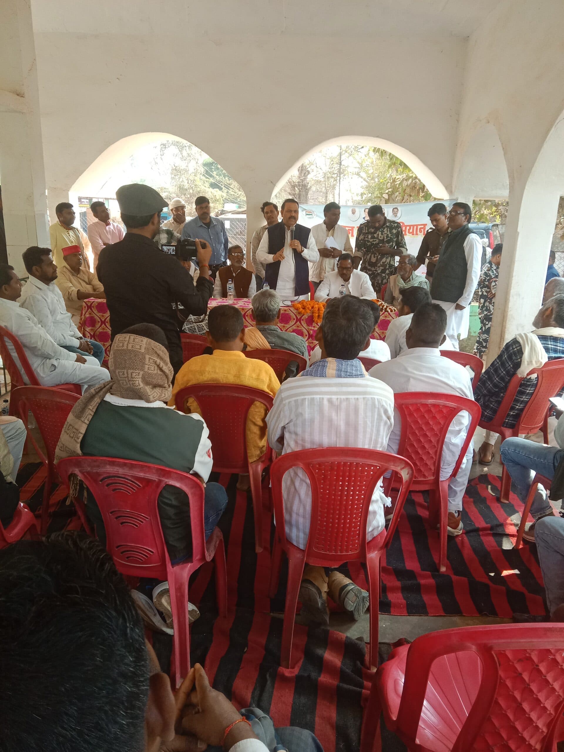 संगठन सृजन अभियान को लेकर अधौरा पहुंचे सांसद, लोगों की सुनीं समस्याएं