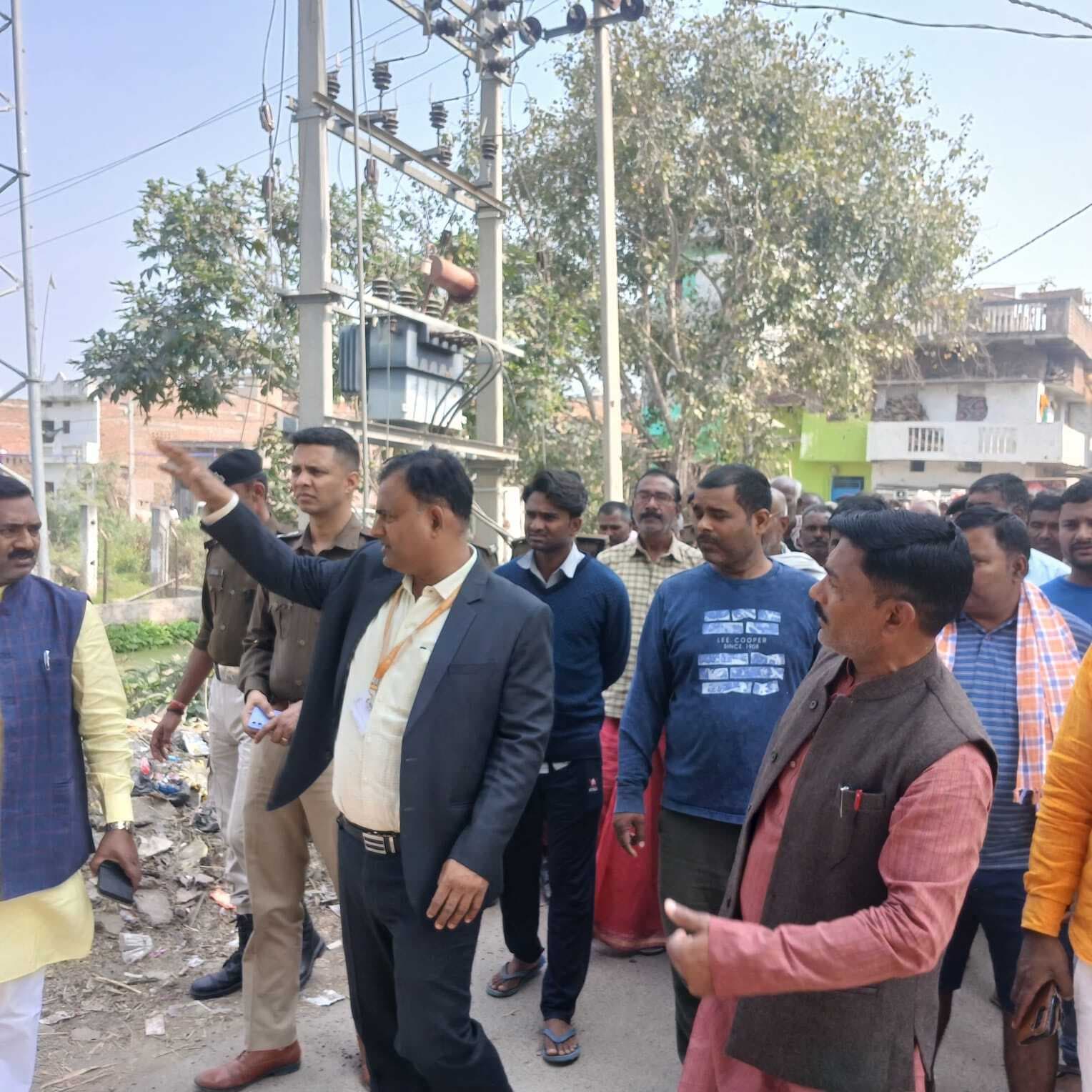 पइन को अतिक्रमण मुक्त कराकर पुराना पोखर के पास लगायें फाटक: डीएम