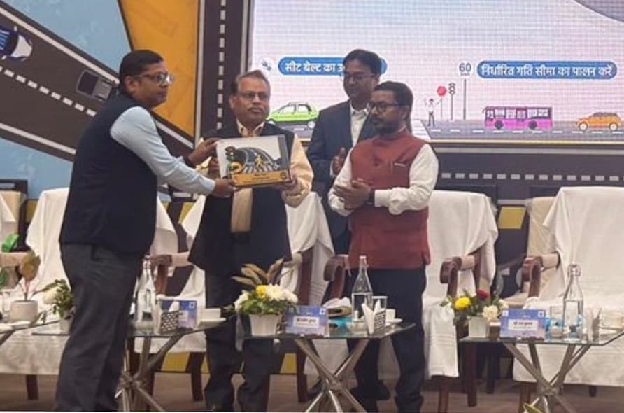 उत्कृष्ट कार्य के लिए जिला परिवहन पदाधिकारी हुए सम्मानित
