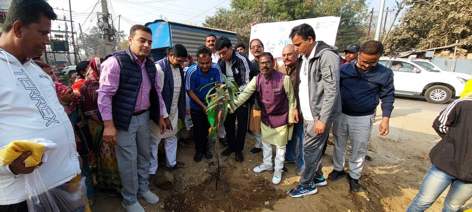 पर्यावरण संरक्षण है आज की सबसे बड़ी आवश्यकता: डीएम