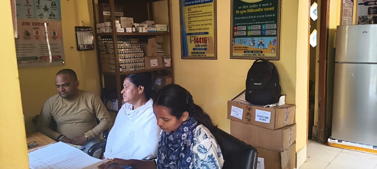 एपीएचसी मोहनी के अलमीरा व शौचालय में भारी मात्रा में मिली एक्सपायर दवा