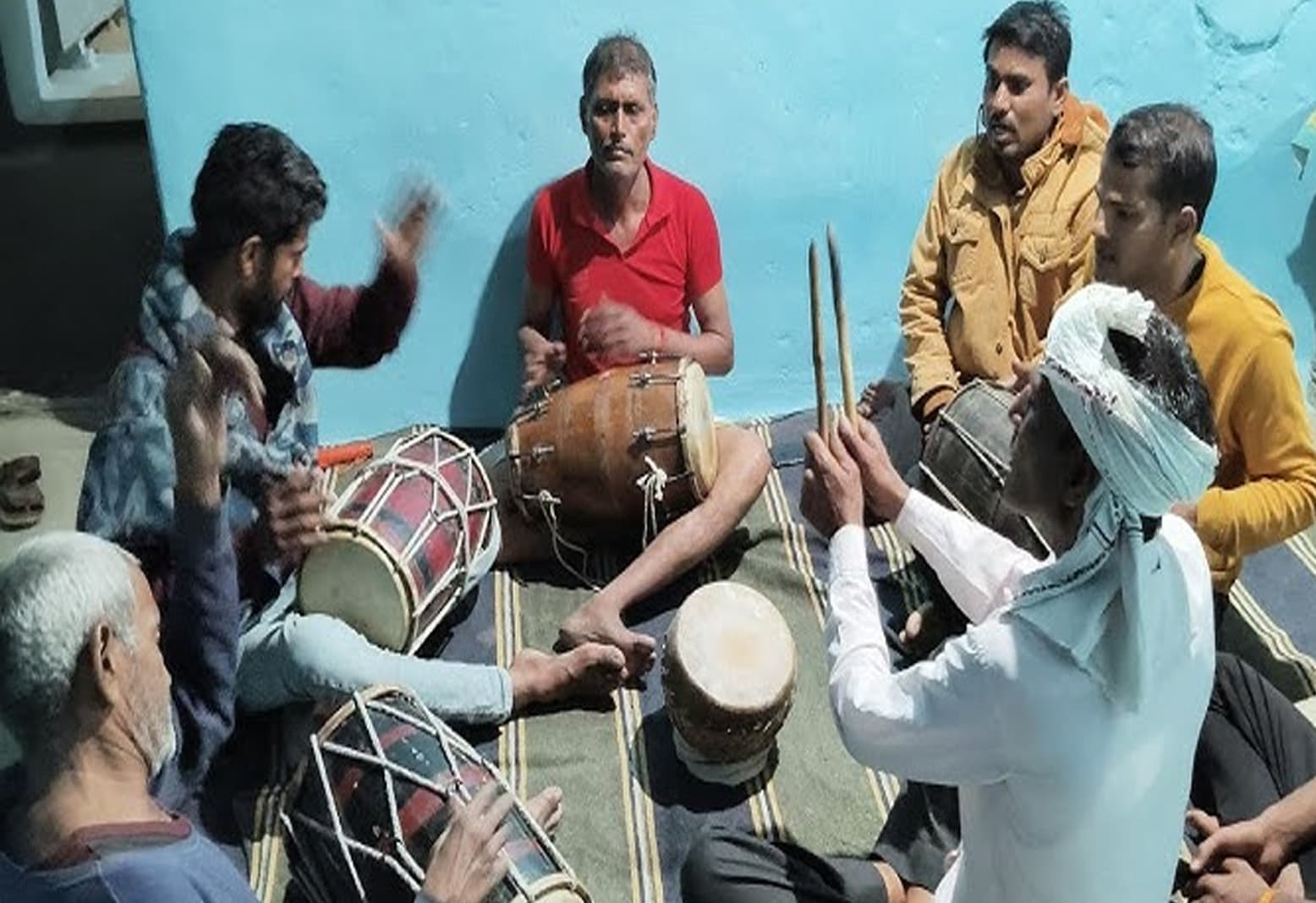 गांव के चौपाल से विलुप्त होती जा रही है फागुनी गीत की लोक परंपरा, दो दिवसीय कार्यक्रम के तरह ना हो जाये होली का त्योहार