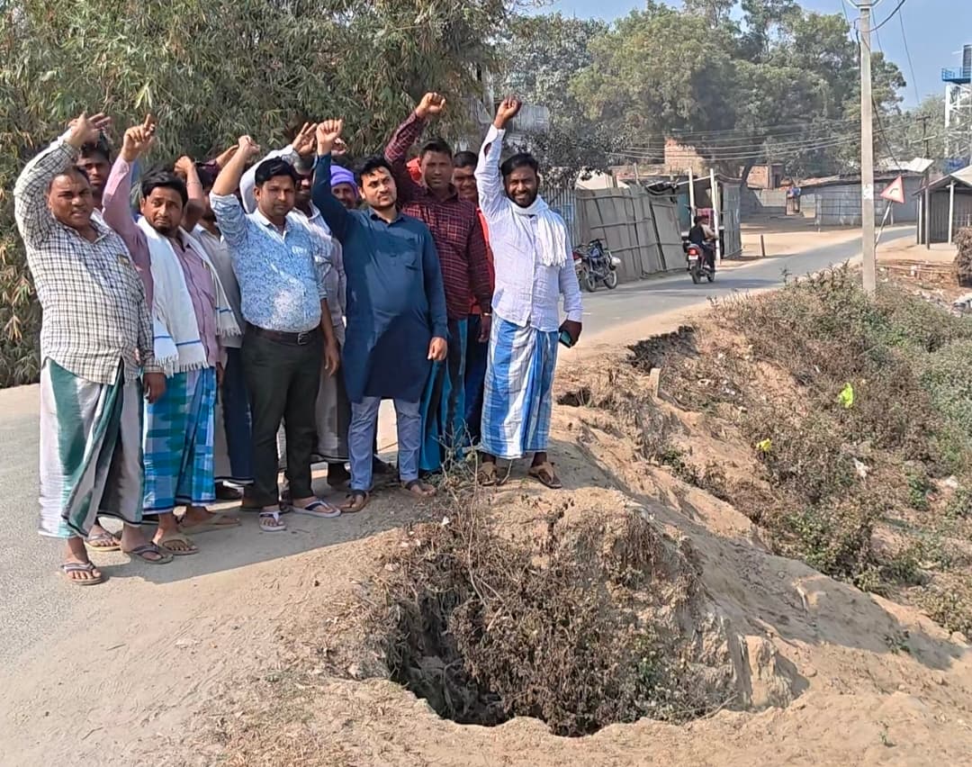 हथियादियरा में सड़क कटाव मरम्मत की मांग को ग्रामीणों ने किया प्रदर्शन