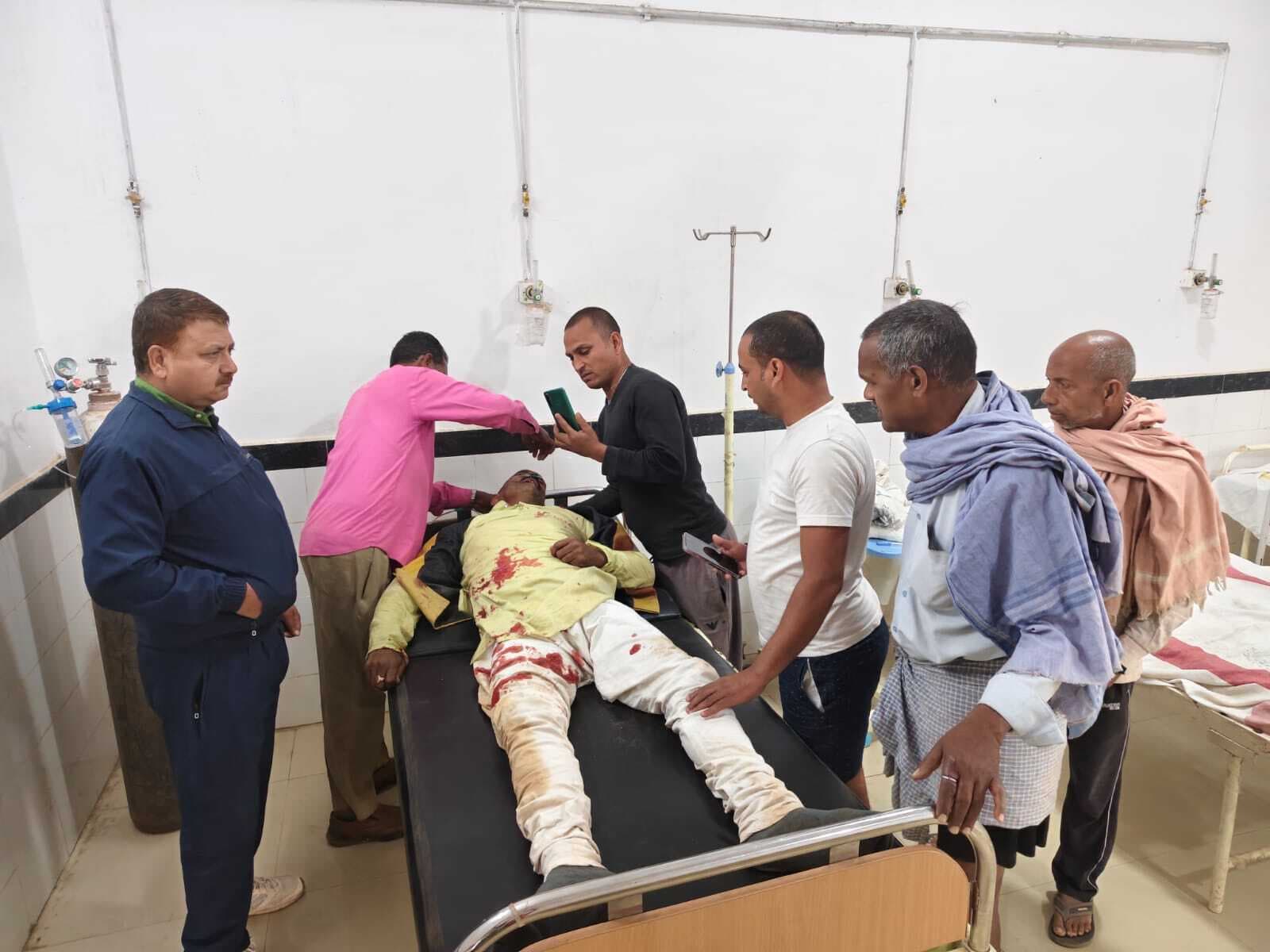 कार की टक्कर से बाइक सवार जख्मी