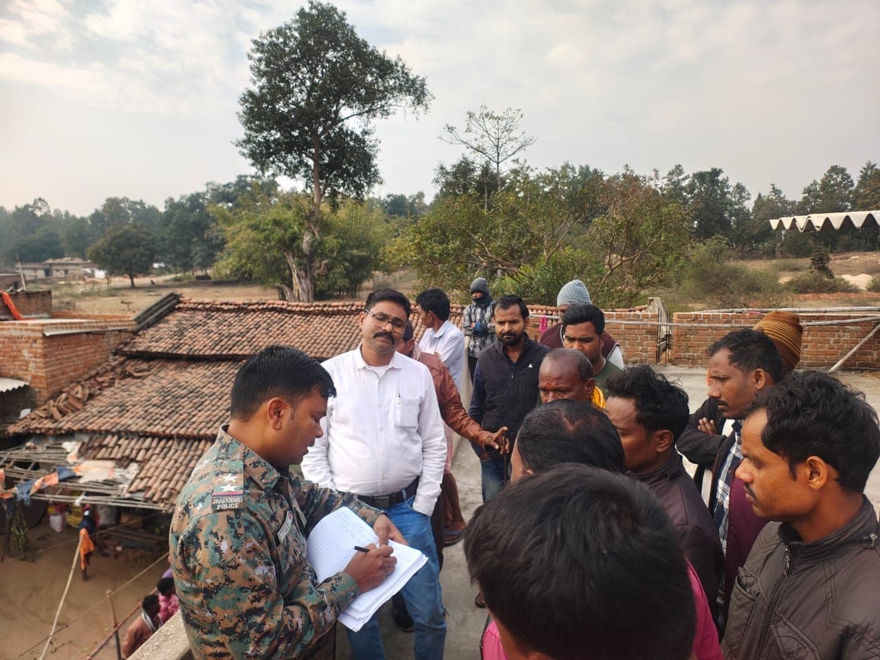 Giridih News :छत के रास्ते घर में घुसे चोर, नगदी व जेवरात की चोरी की