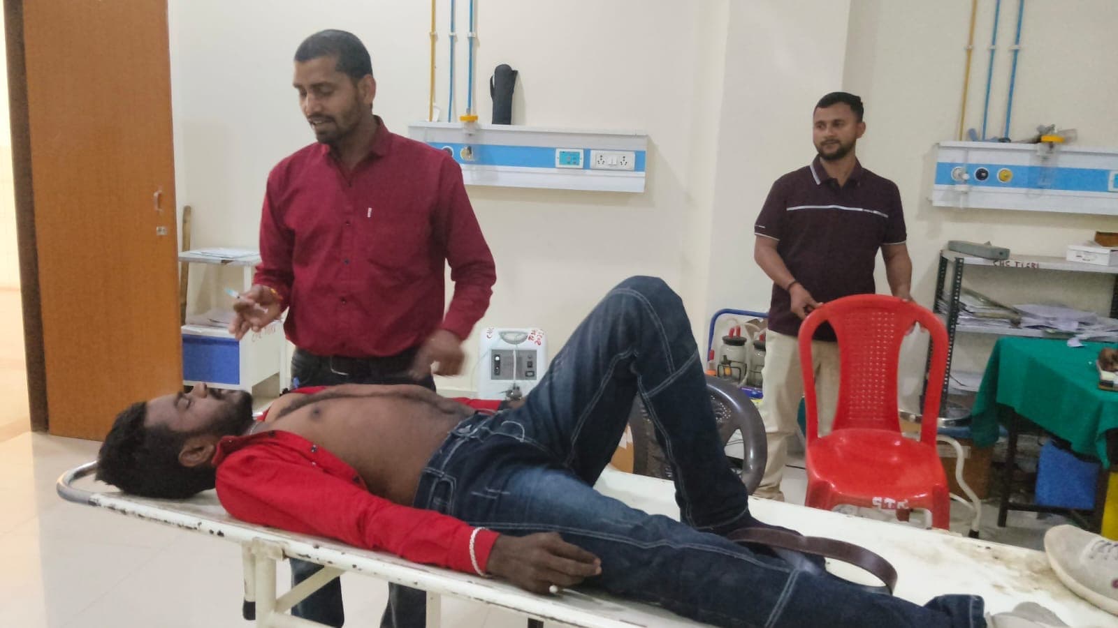 Giridih News :बेकाबू बाइक हुई दुर्घटनाग्रस्त होने से सवार दो युवक घायल