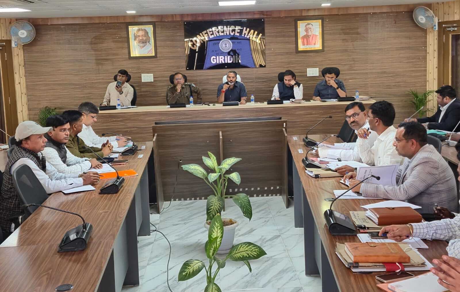 Giridih News :नियमों का उल्लंघन कर खनन करने वालों पर करें कार्रवाई : डीसी