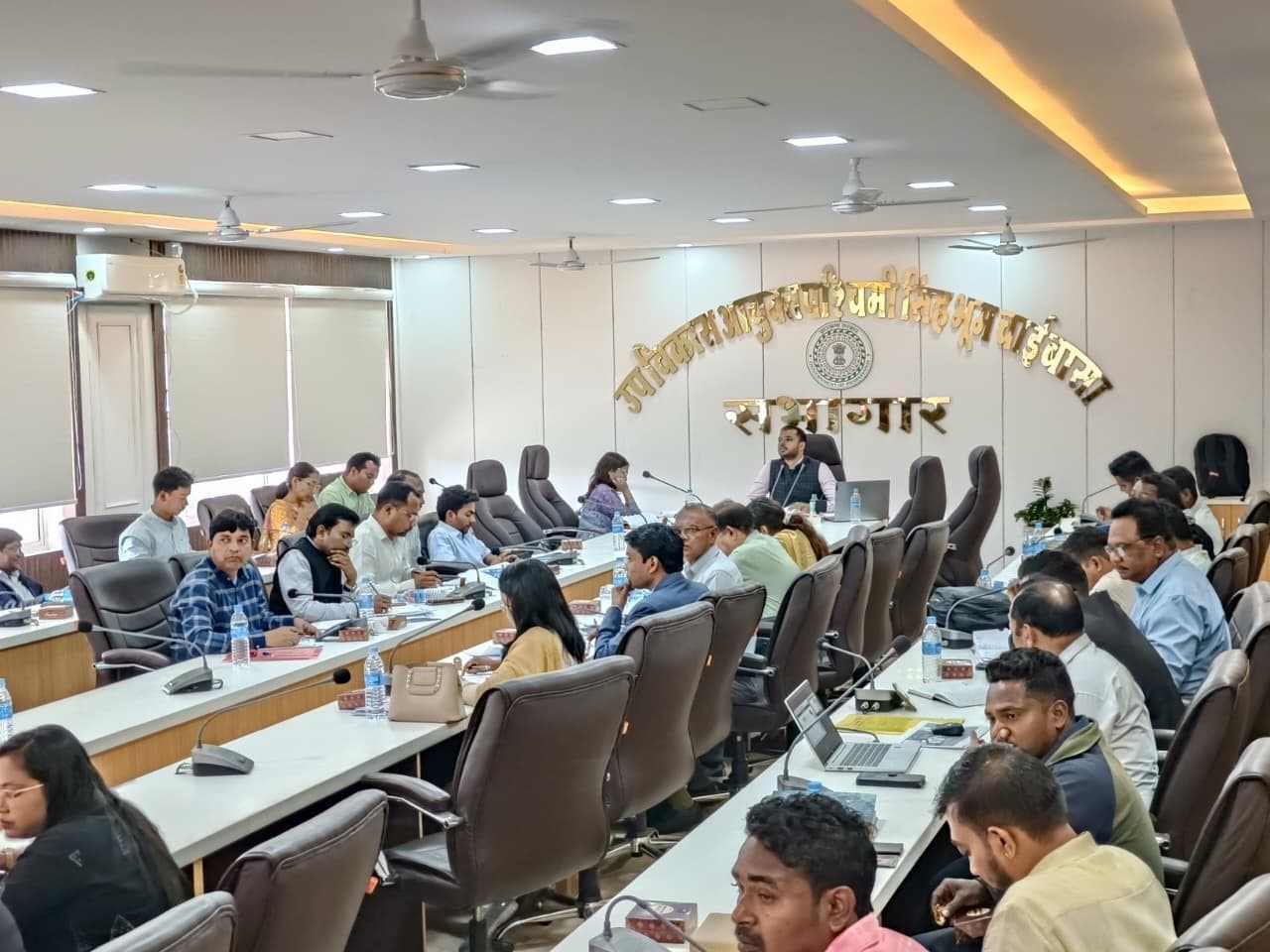 Chaibasa News : ‘लंबित योजनाओं की राशि लौटायें’