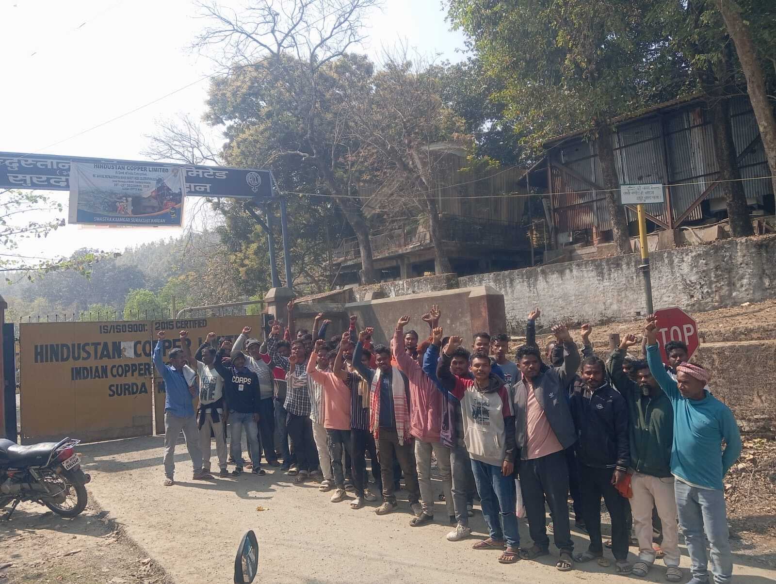 East Singhbhum News : 4 गांवों के लोगों ने माइंस गेट जाम किया शाम को बनी सहमति, दिनभर काम बाधित