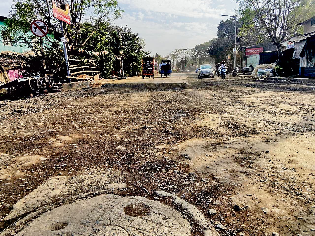 फोरशोर रोड पर धूल से लोगों का जीना हुआ दुश्वार