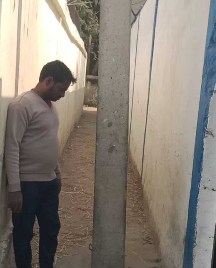 रास्ते में गड़ा बिजली पोल बना परेशानी का कारण