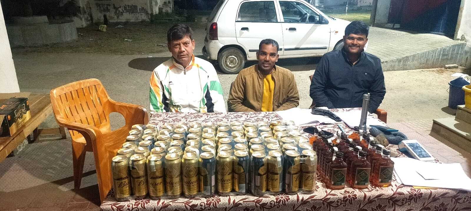 पुलिस ने कार से 72 कैन बियर, 20 बोतल शराब की बरामद