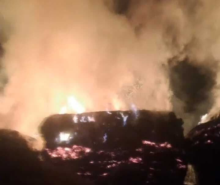 लक्ष्मीपुर गांव में आग लगने से चार किसानों के 50 हजार पुआल जलकर राख