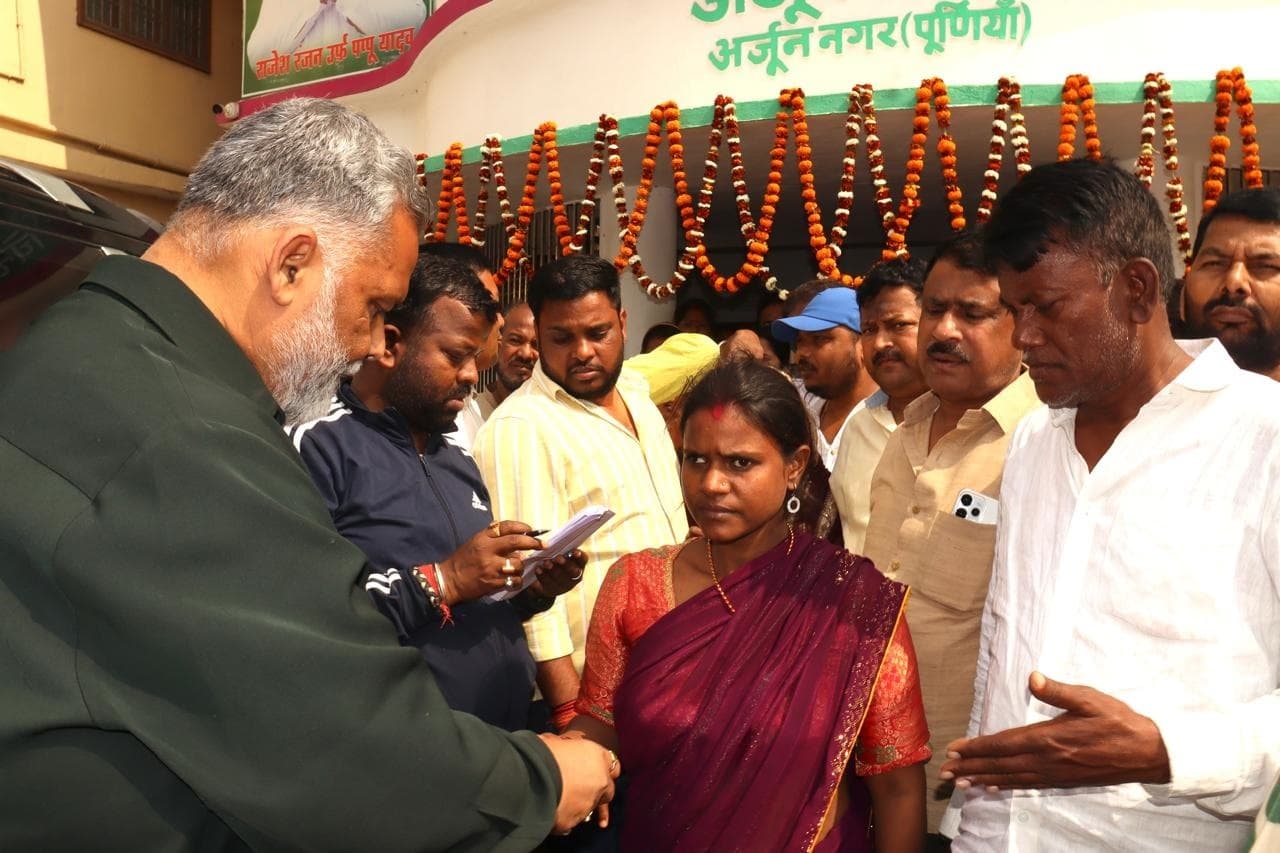 कुरसेला अग्नि पीड़ितों की आंसू पोंछने पहुंचे सांसद, करीब 20 लाख की सहायता बांटी