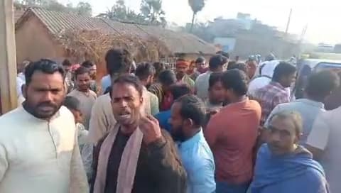 पेयजलापूर्ति बाधित रहने से नाराज ग्रामीणों ने काठबनगांव के पास किया सड़क जाम