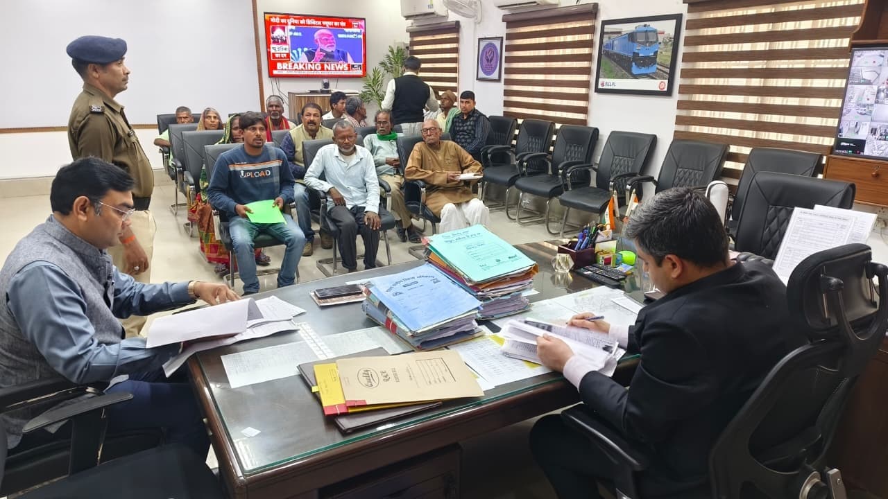 डीएम ने की जनसुनवाई, नागरिकों की समस्याओं के त्वरित समाधान का दिया आवश्वासन