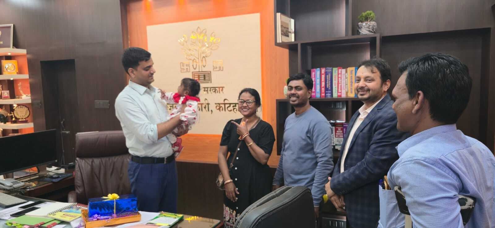 दो मासूमों को मिला मां का आंचल, दंपति को सौंपा