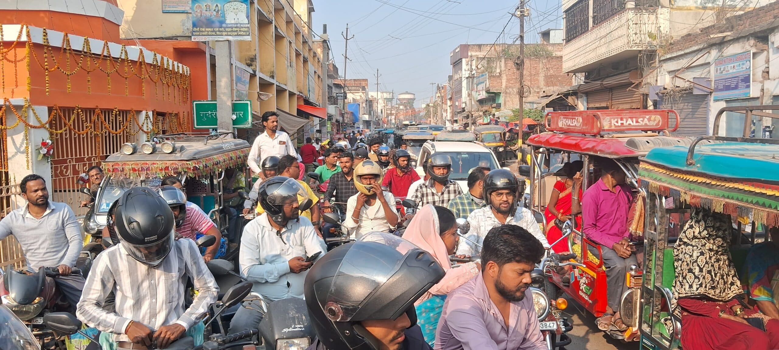 भीषण जाम से थमा शहर का पहिया, परेशान रहे रोजेदार व शहरवासी