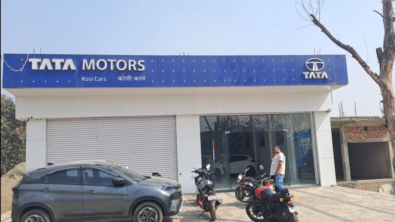 शोरूम से चोरी हुई दो में से एक कार बरामद