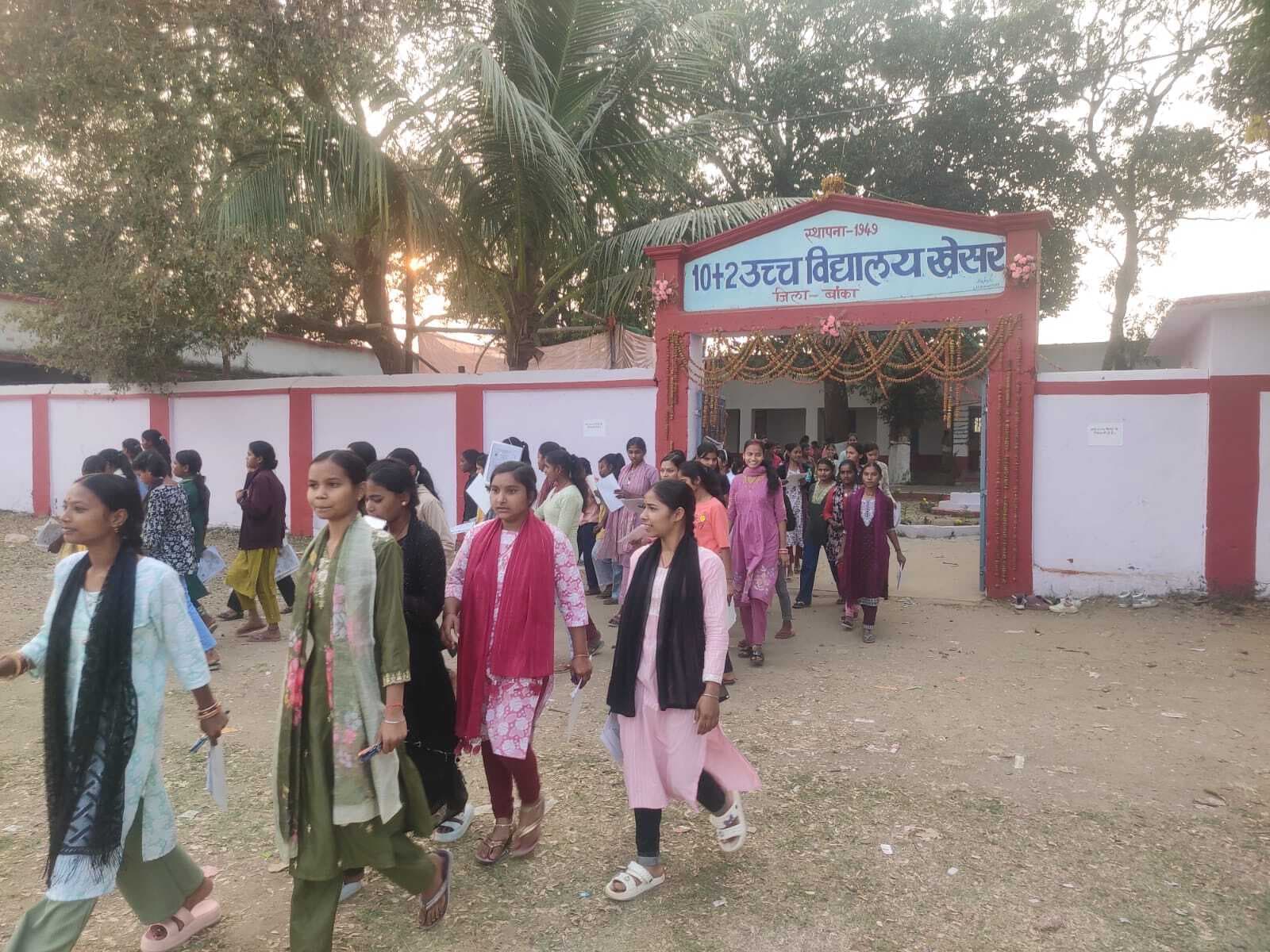 फुल्लीडुमर के दो केंद्रों से 37 परीक्षार्थी रहे अनुपस्थित