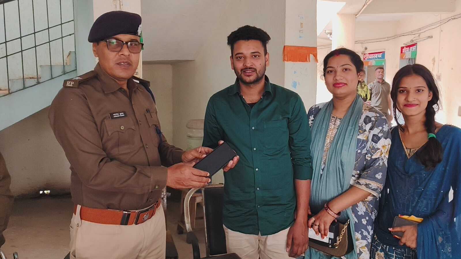 खोया मोबाइल पुन: पाकर खिल गये चेहरे