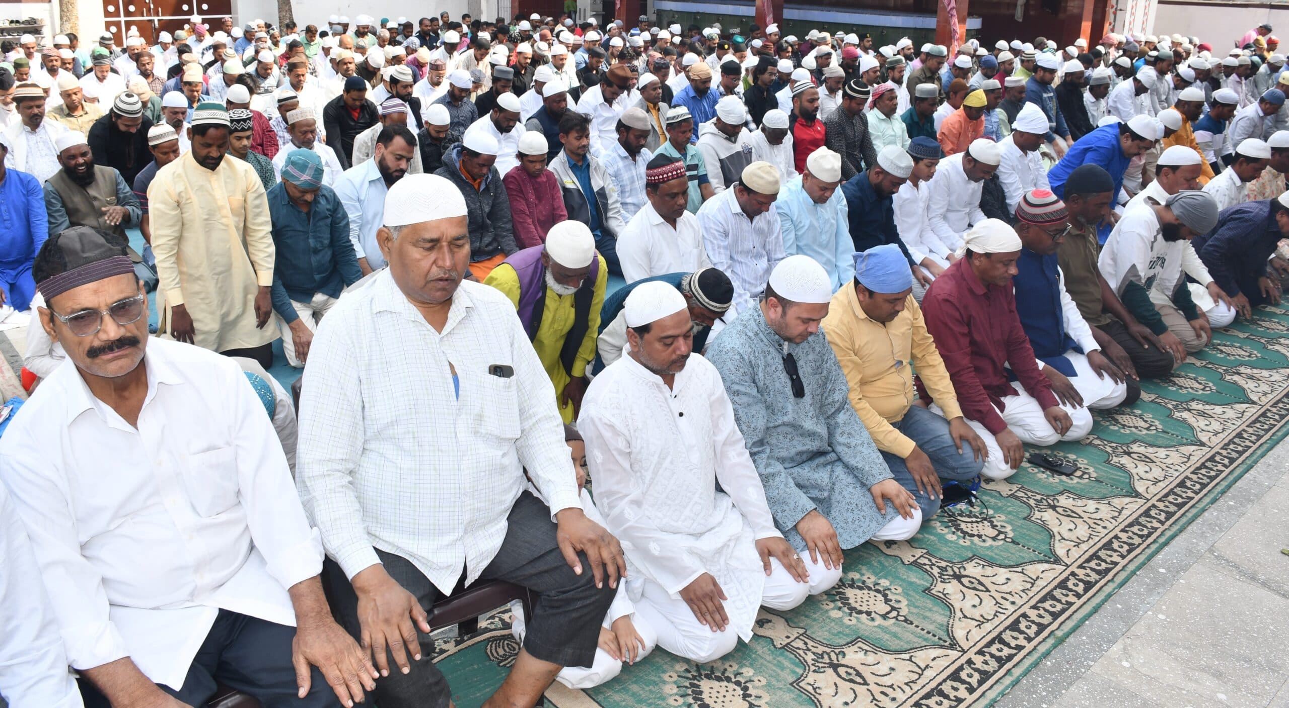 Bokaro News: नमाज अदा कर मांगी अमन-चैन की दुआ