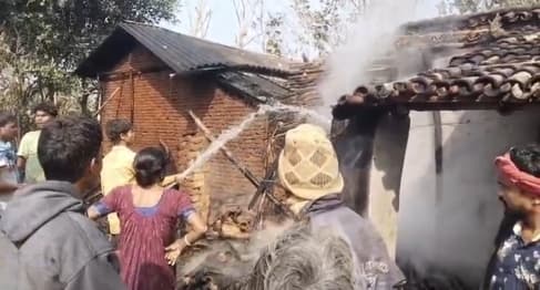 अगलगी से घर जलकर राख, एक लाख रुपये की संपत्ति नष्ट