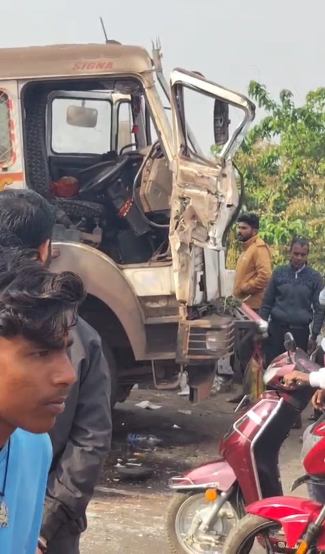 Bokaro News: हाइवा ने खड़ी ट्रेलर में मारी टक्कर, छह घंटे बड़ी गाड़ियों का परिचालन रहा बंद