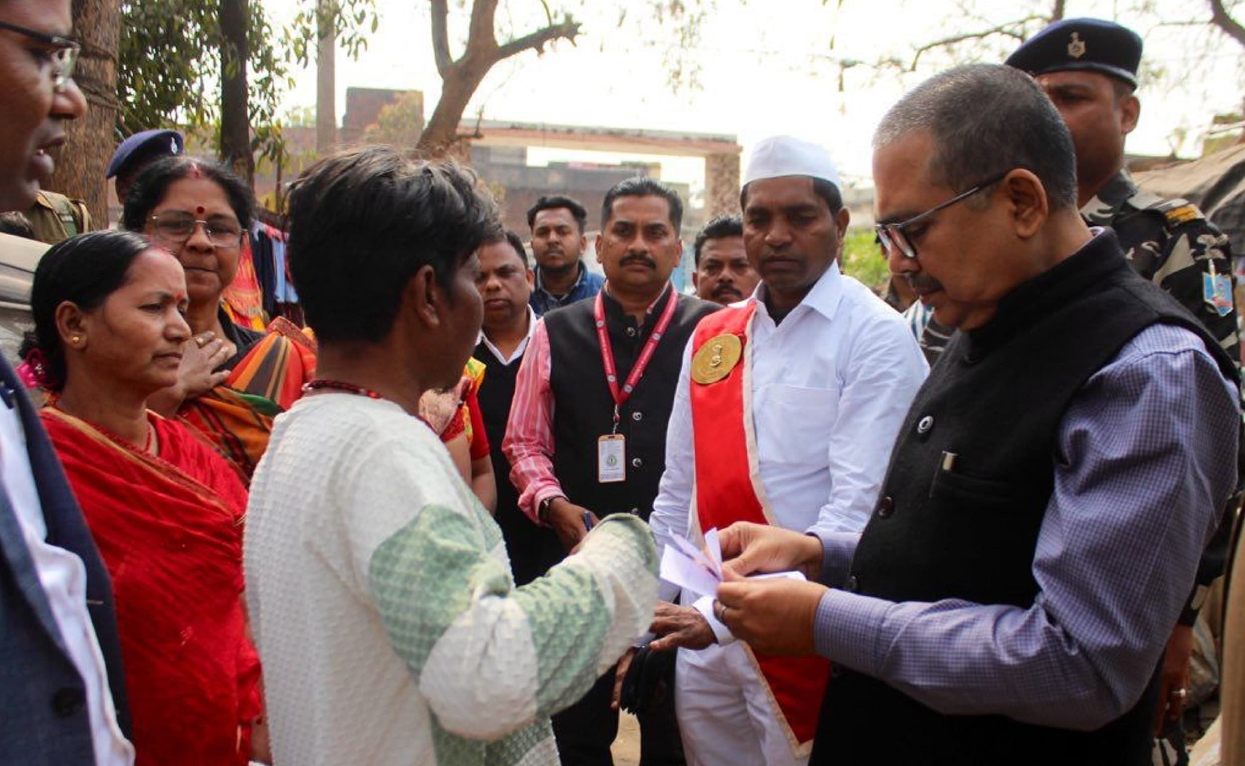 Bokaro News: प्रत्येक मतदाता तक पर्ची पहुंचाना करें सुनिश्चित