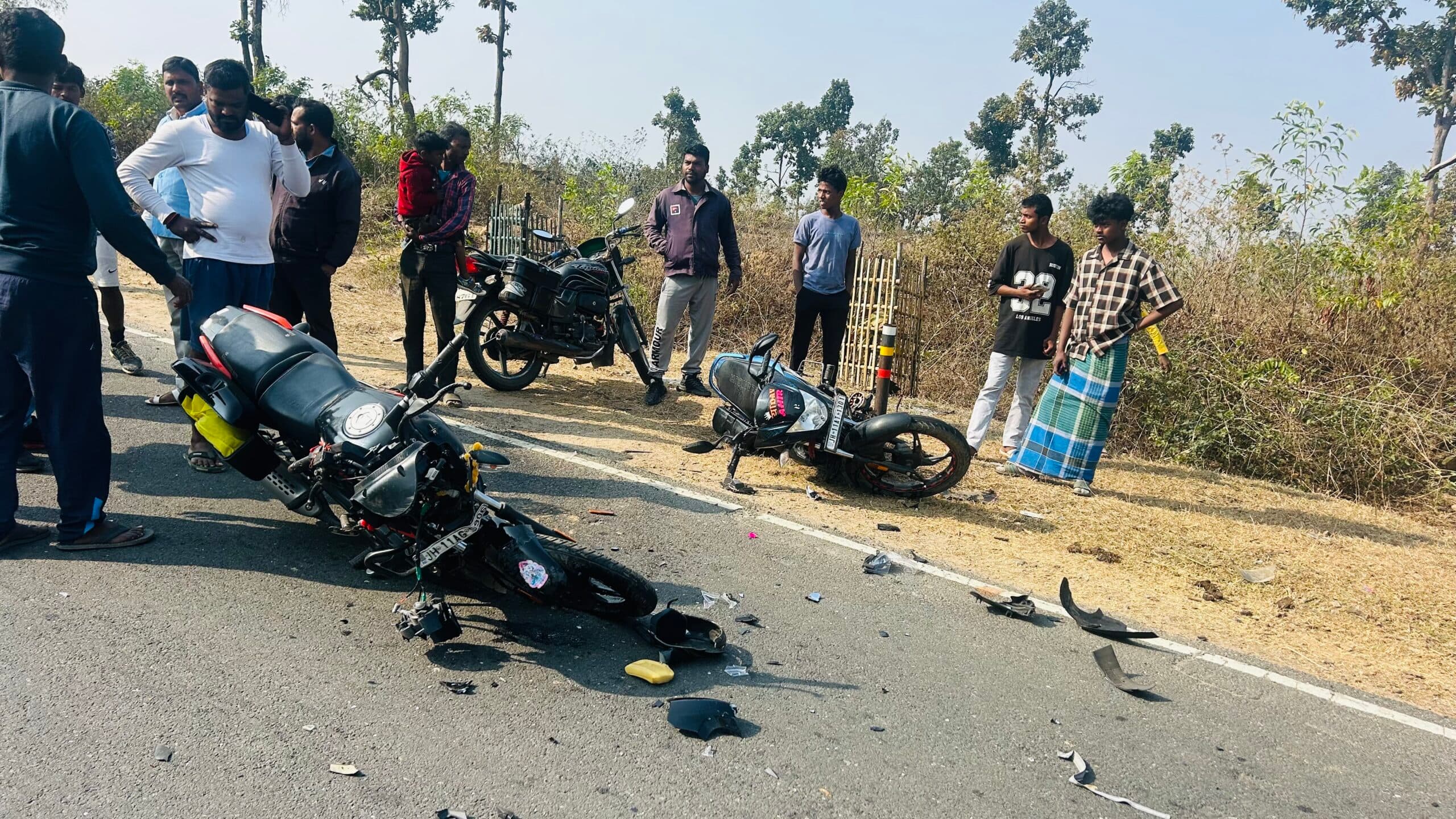 Giridih News : दो बाइकों के बीच टक्कर में तीन युवक घायल