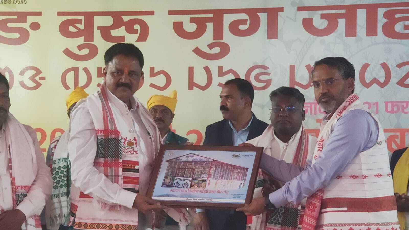 Giridih News : बाहा पर्व पर जुटे आदिवासी समुदाय के लोग