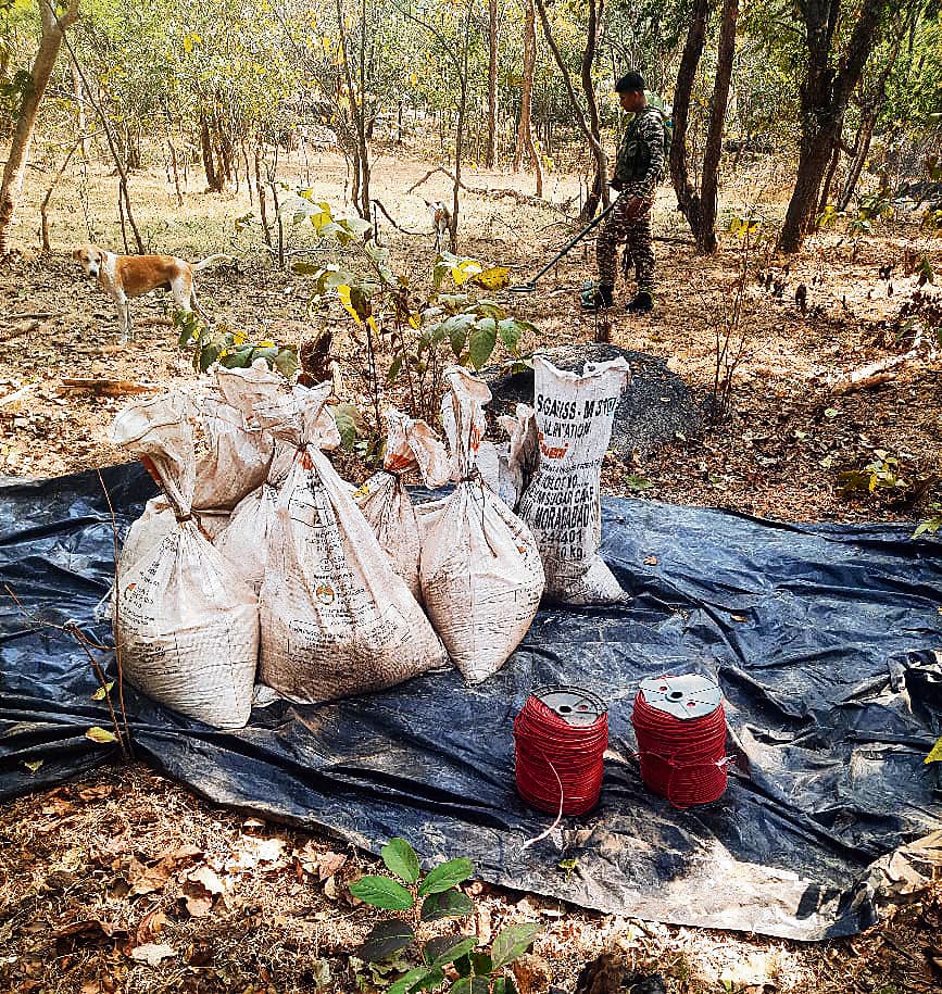 लुटुआ के जंगलों से 300 किलो अमोनियम नाइट्रेट और 175 डेटोनेटर बरामद