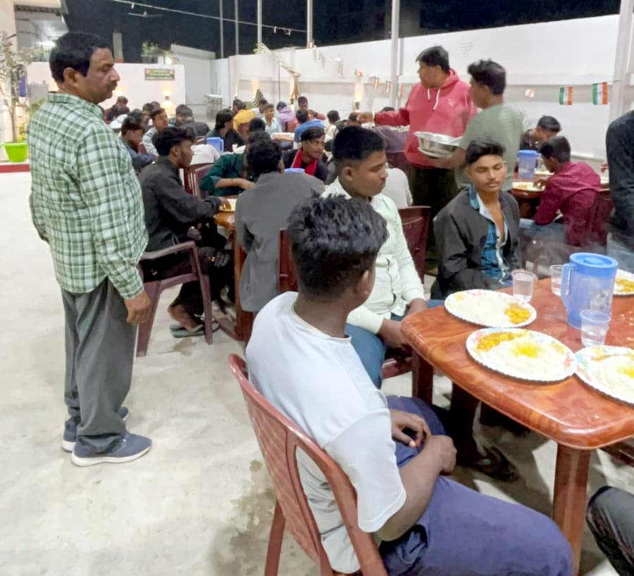दूर हुई चिंता, रोजाना सैकड़ों परीक्षार्थियों को मिल रहा मुफ्त भोजन