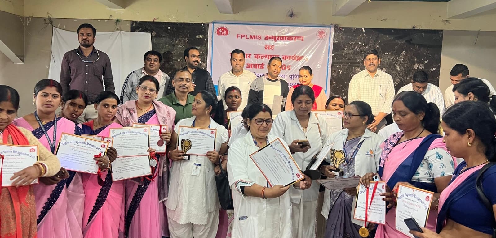 उत्कृष्ट कार्य के लिए सम्मानित किये गये चिकित्सक व स्वास्थ्यकर्मी