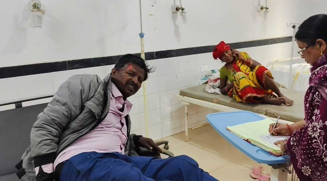 पिकअप ने बाइक में मारी टक्कर, दंपती घायल