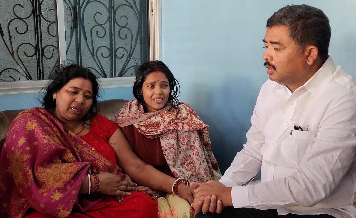 संतोष कुशवाहा ने दिखाया बड़ा दिल, राजू मंडल की बेटी को लिया गोद