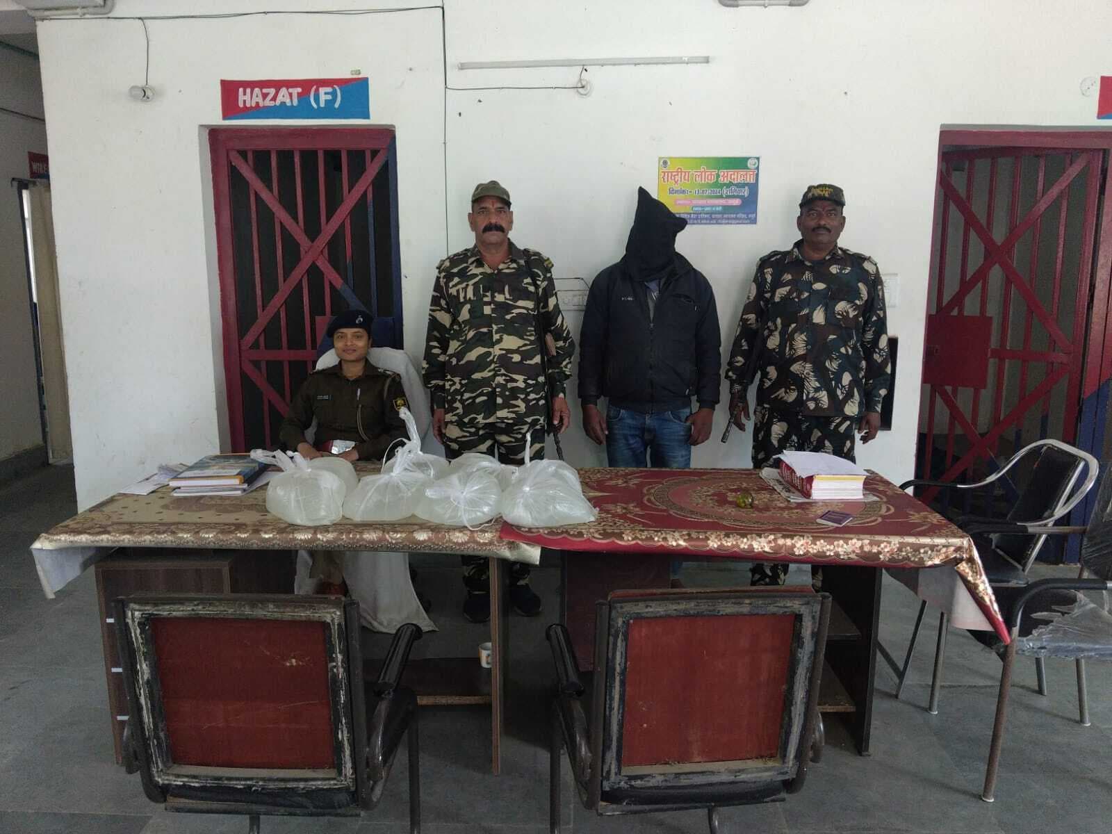 28 लीटर महुआ शराब के साथ तस्कर गिरफ्तार