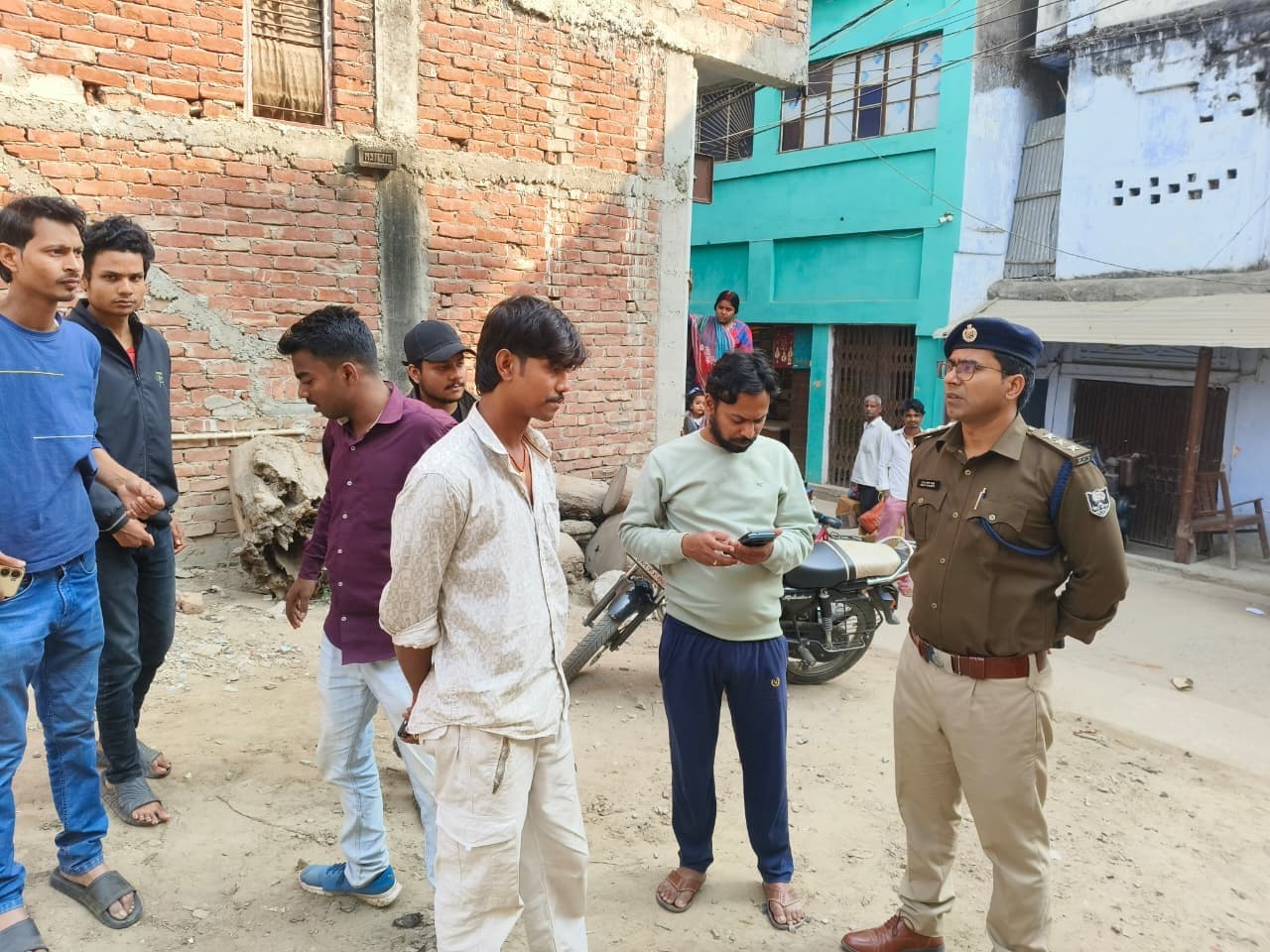 घर से करीब 3 लाख रुपये नगद की चोरी