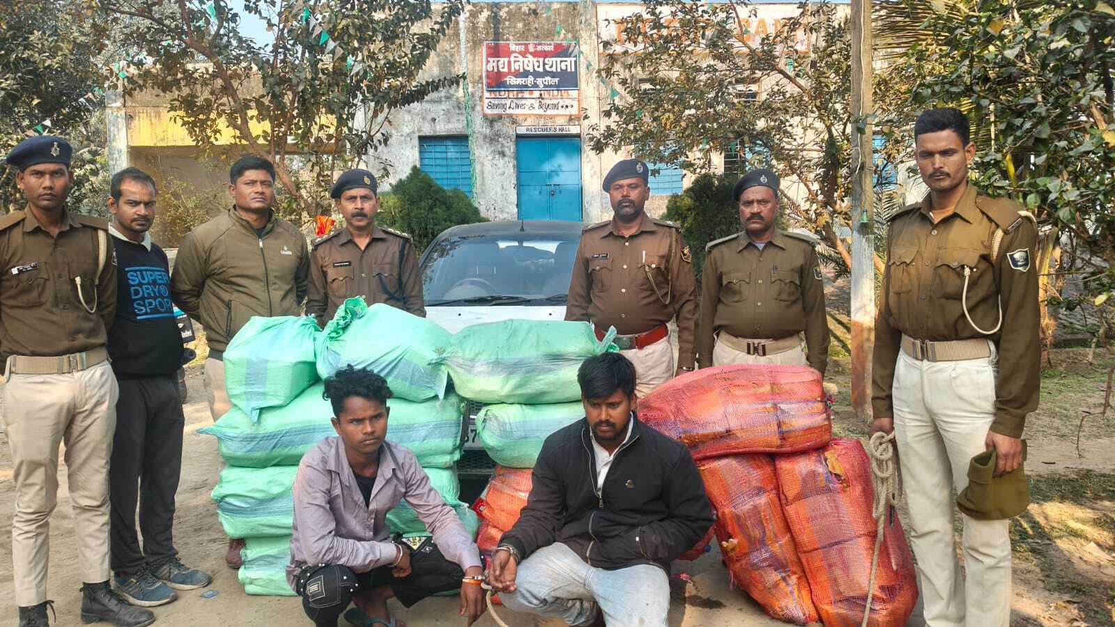 1350 बोतल नेपाली शराब जब्त, दो तस्कर गिरफ्तार