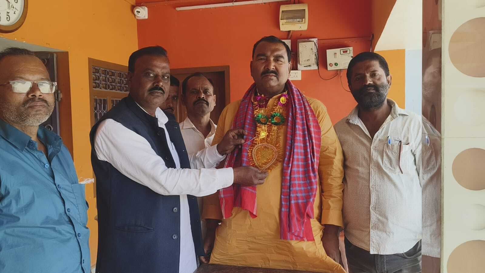 निर्वाचित पैक्स अध्यक्ष ने पूर्व मंत्री का किया स्वागत